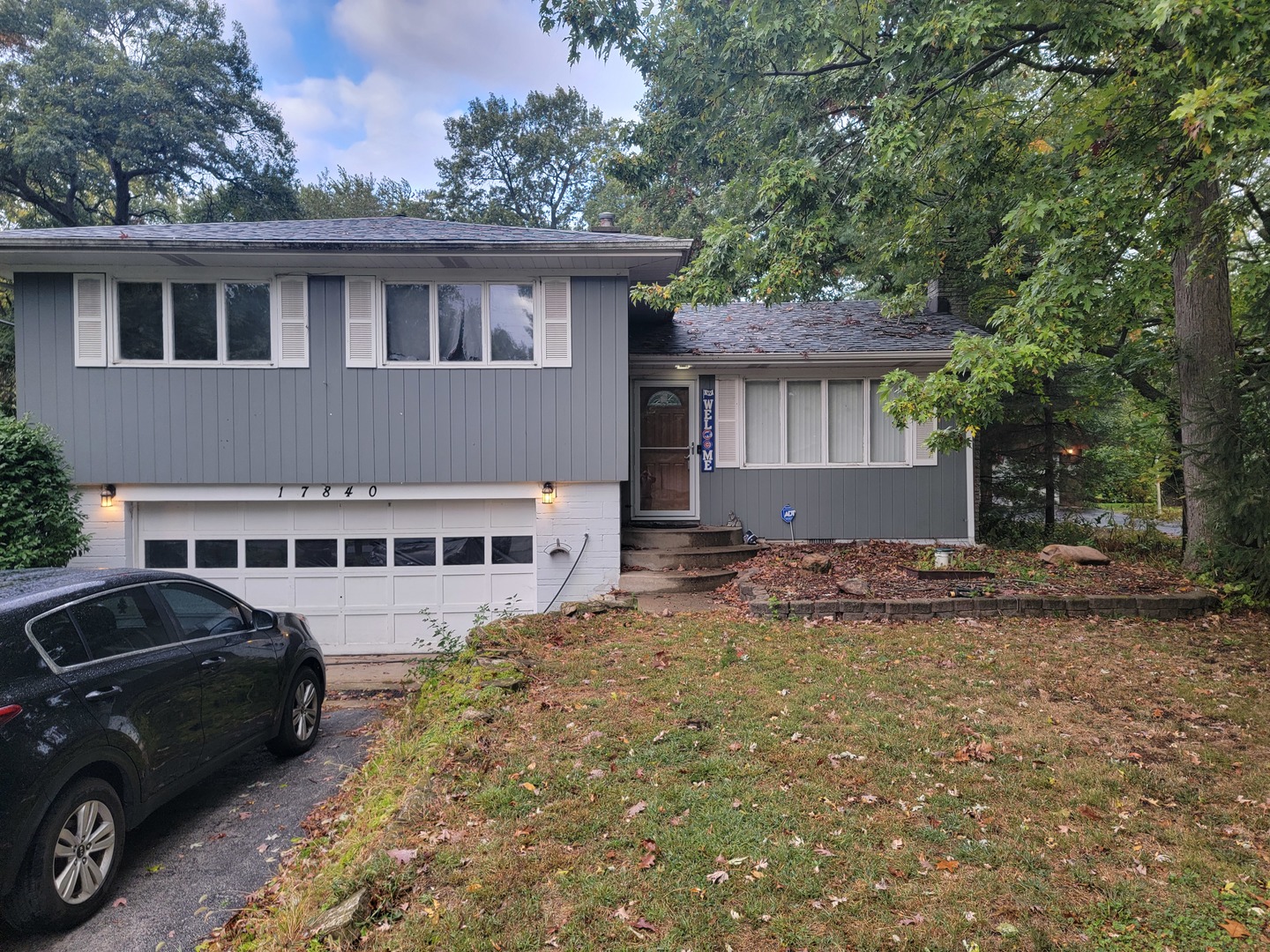 a view of a house with a yard