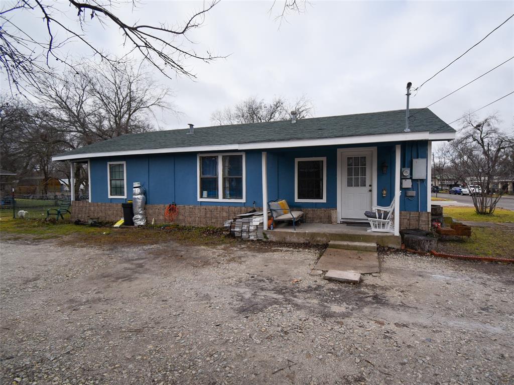 a view of a house with backyard