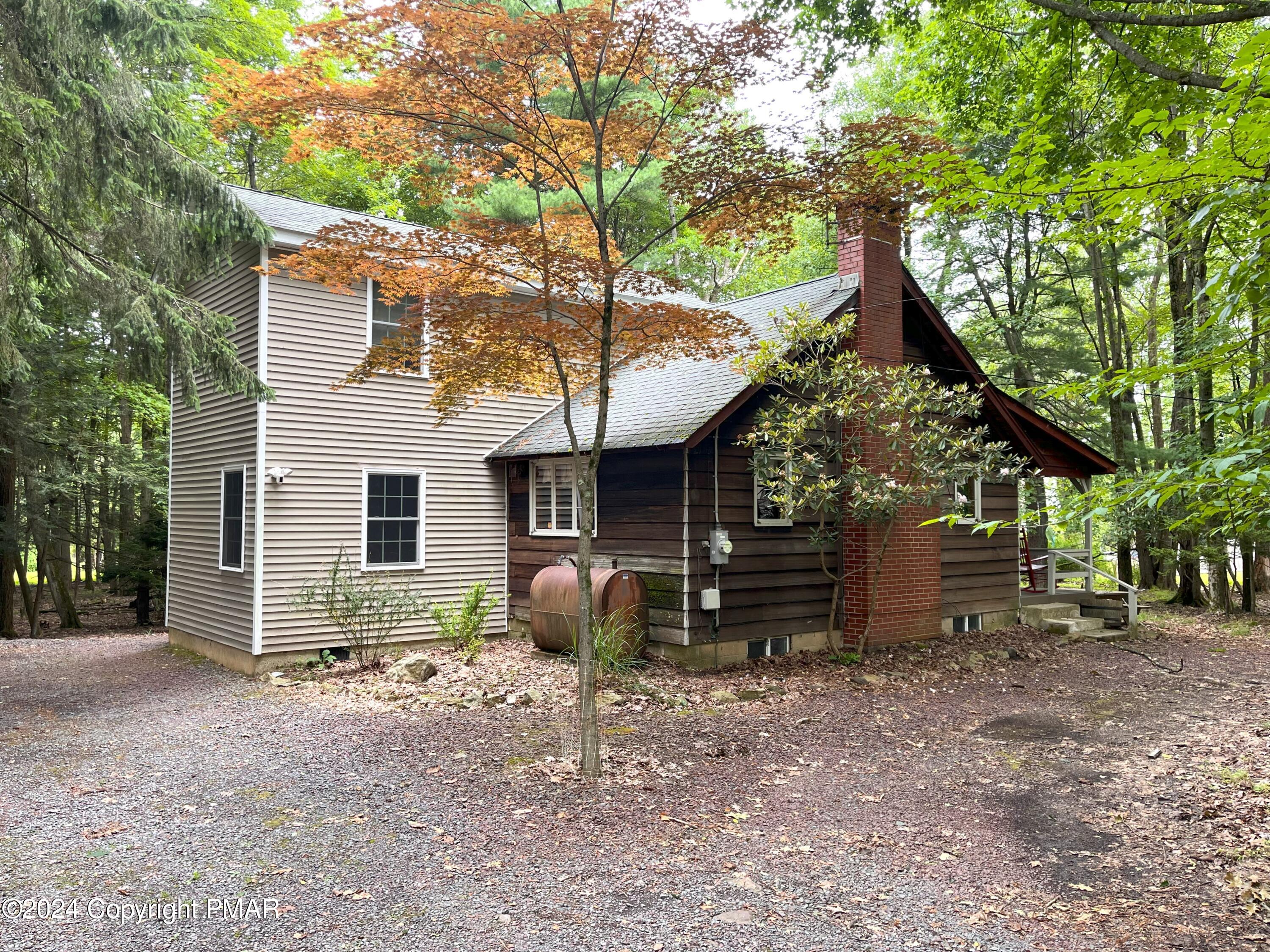 a view of a house with backyard