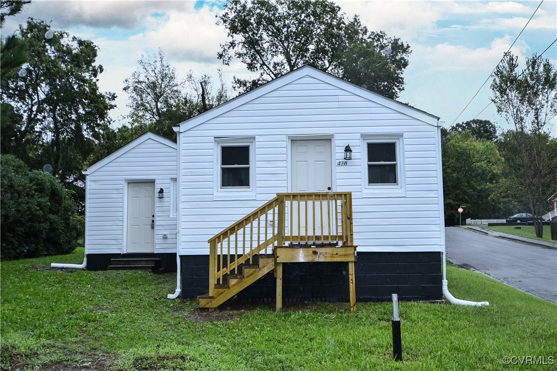 a view of a house with a yard