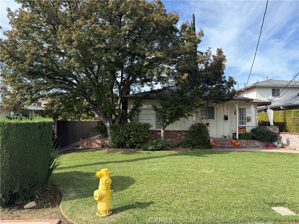 a view of a house with backyard sitting area and garden