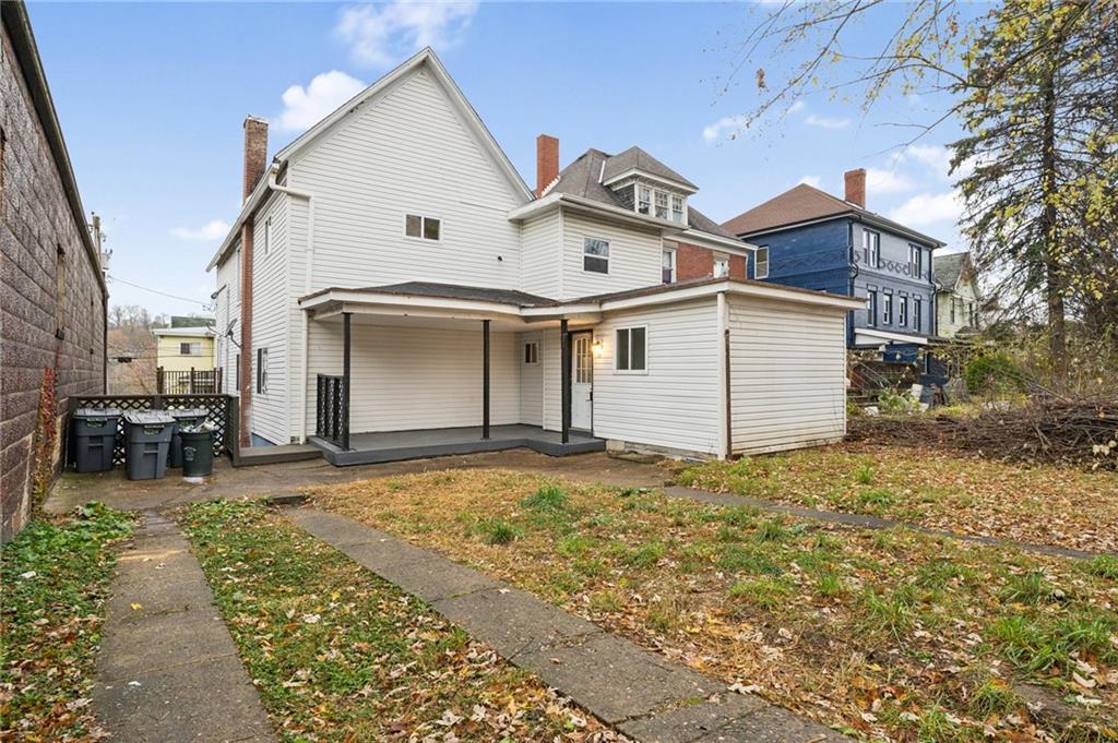 a view of a house with backyard