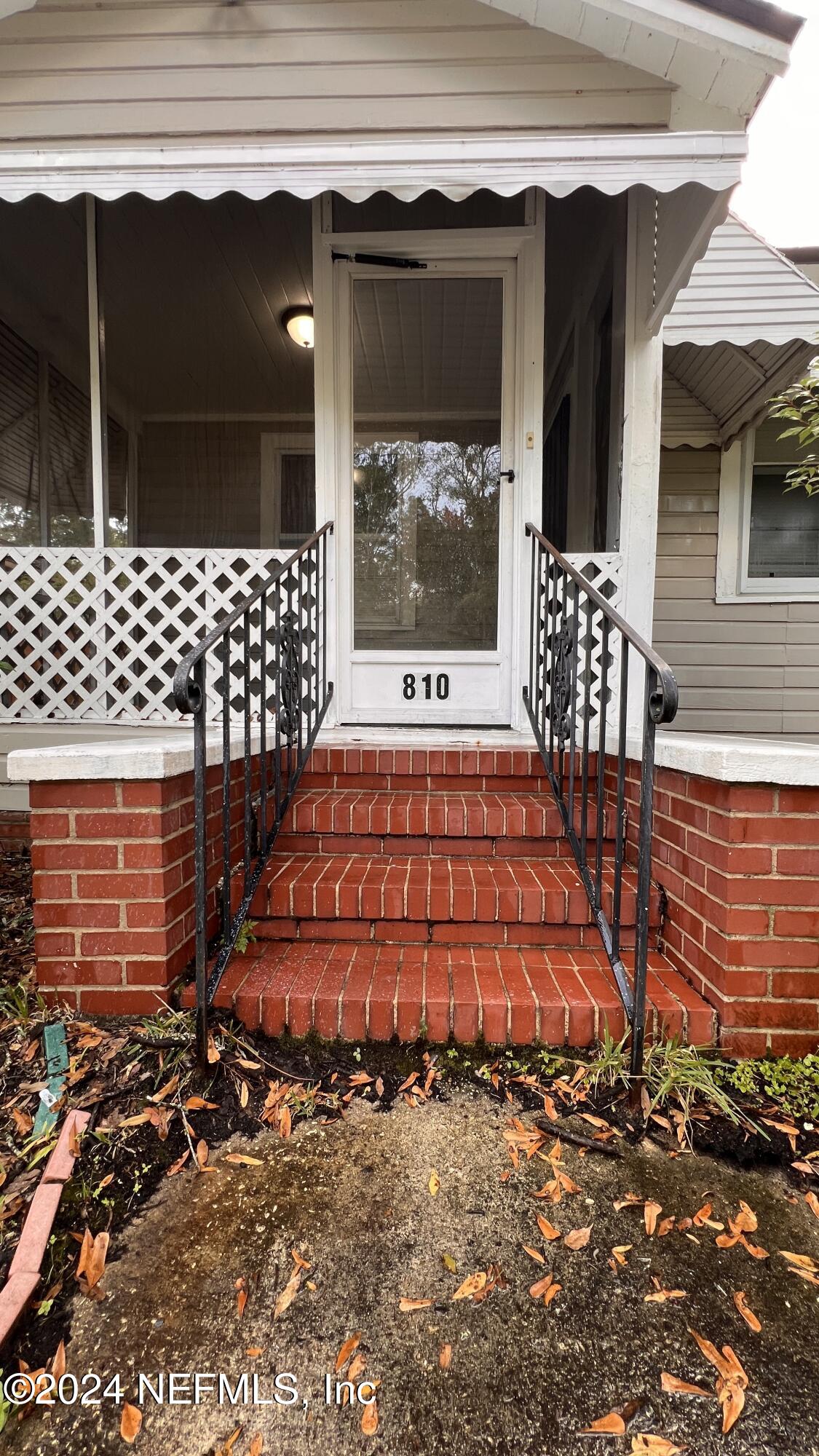 a view of entryway with a front door