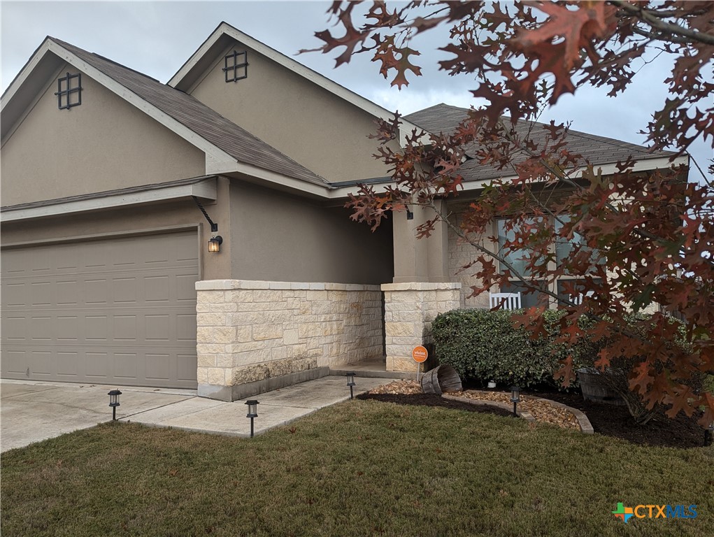 a view of a house with a yard