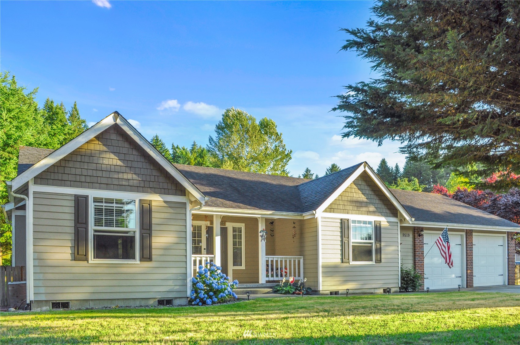 a view of a house with a yard