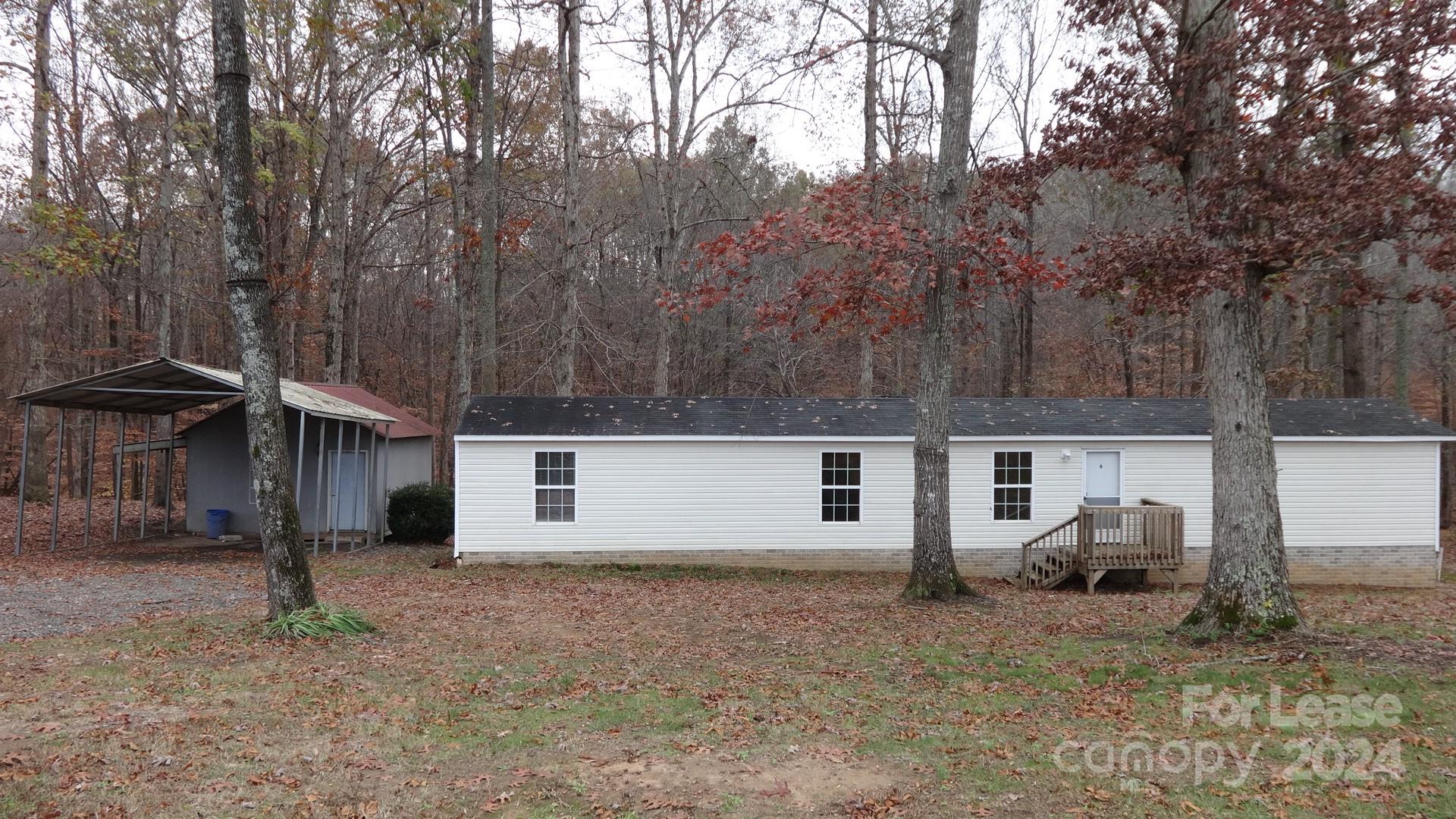 a view of a house with backyard