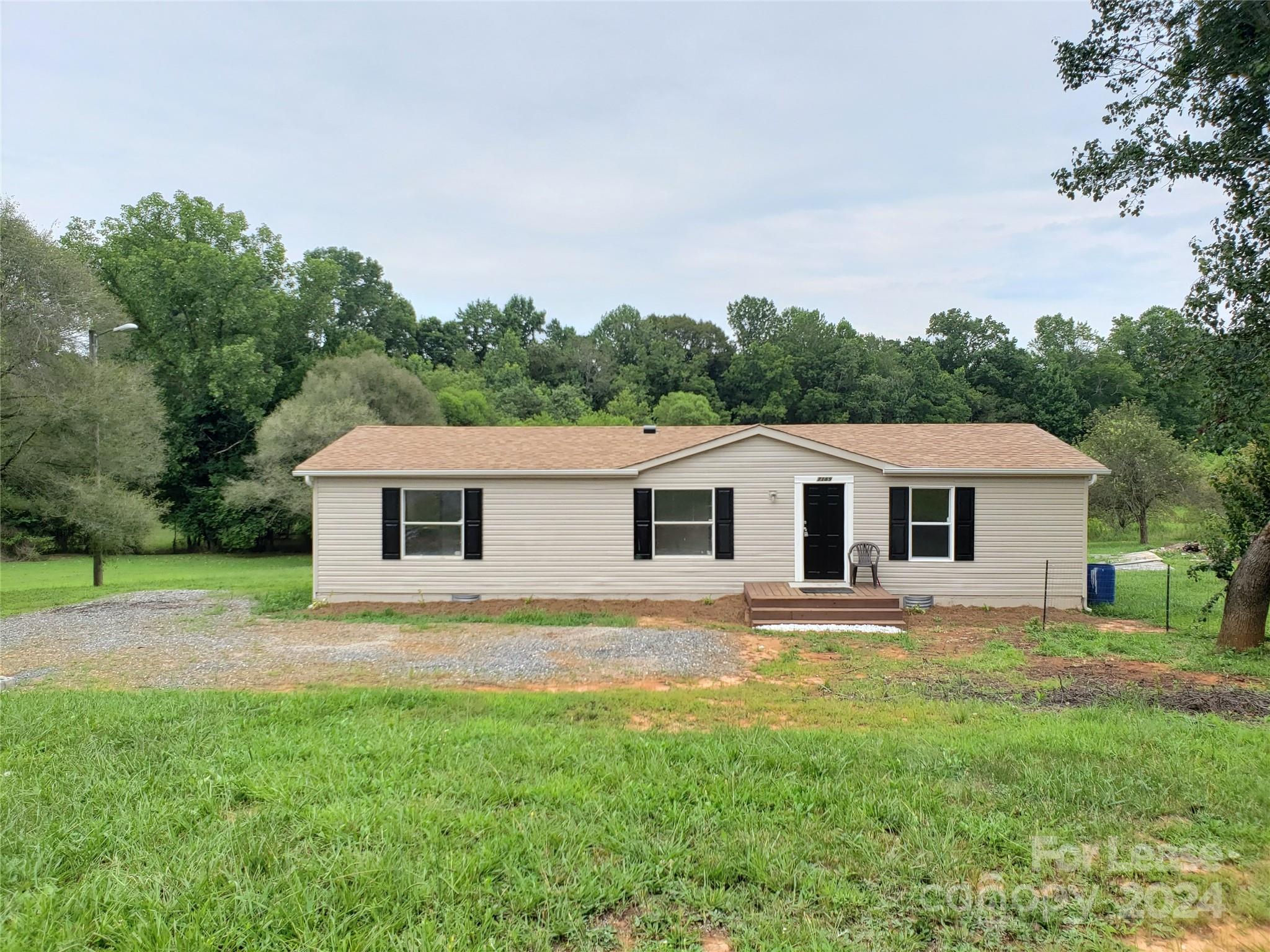 a house that is sitting in middle of the grass