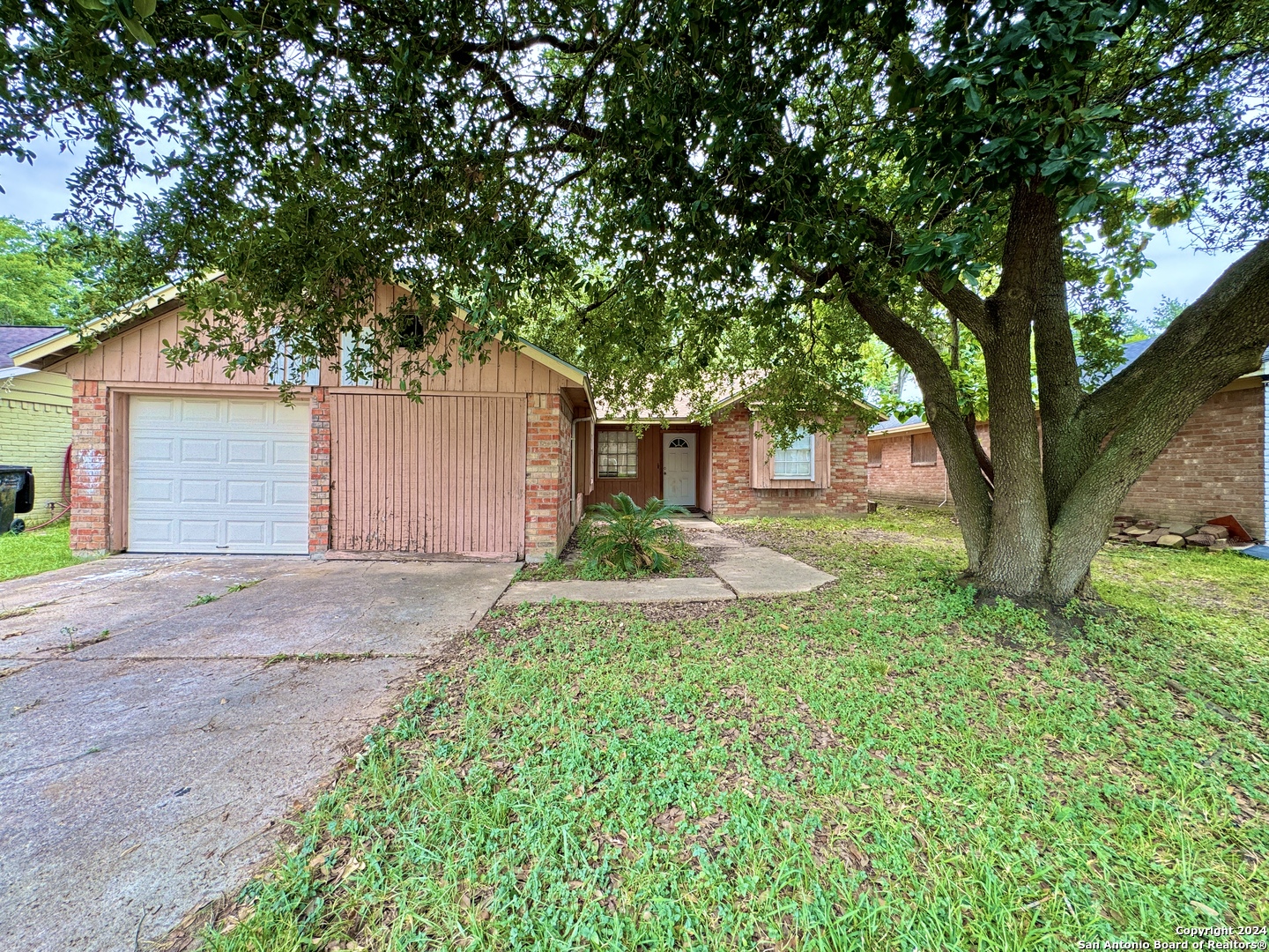 a view of a house with yard and tree s