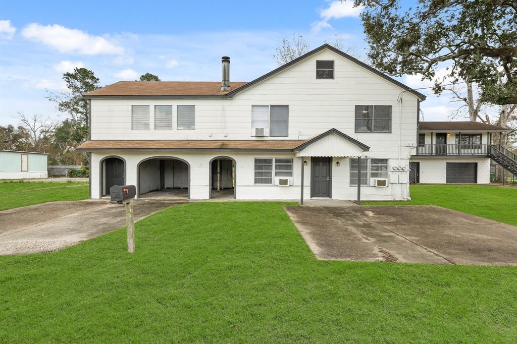 a view of a yard in front of a house