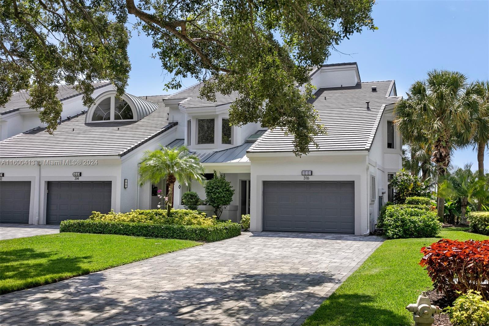 Newly Renovated (new Roof, Pavers & Painting)