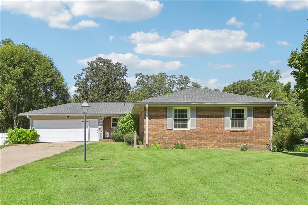 a view of a house with a backyard