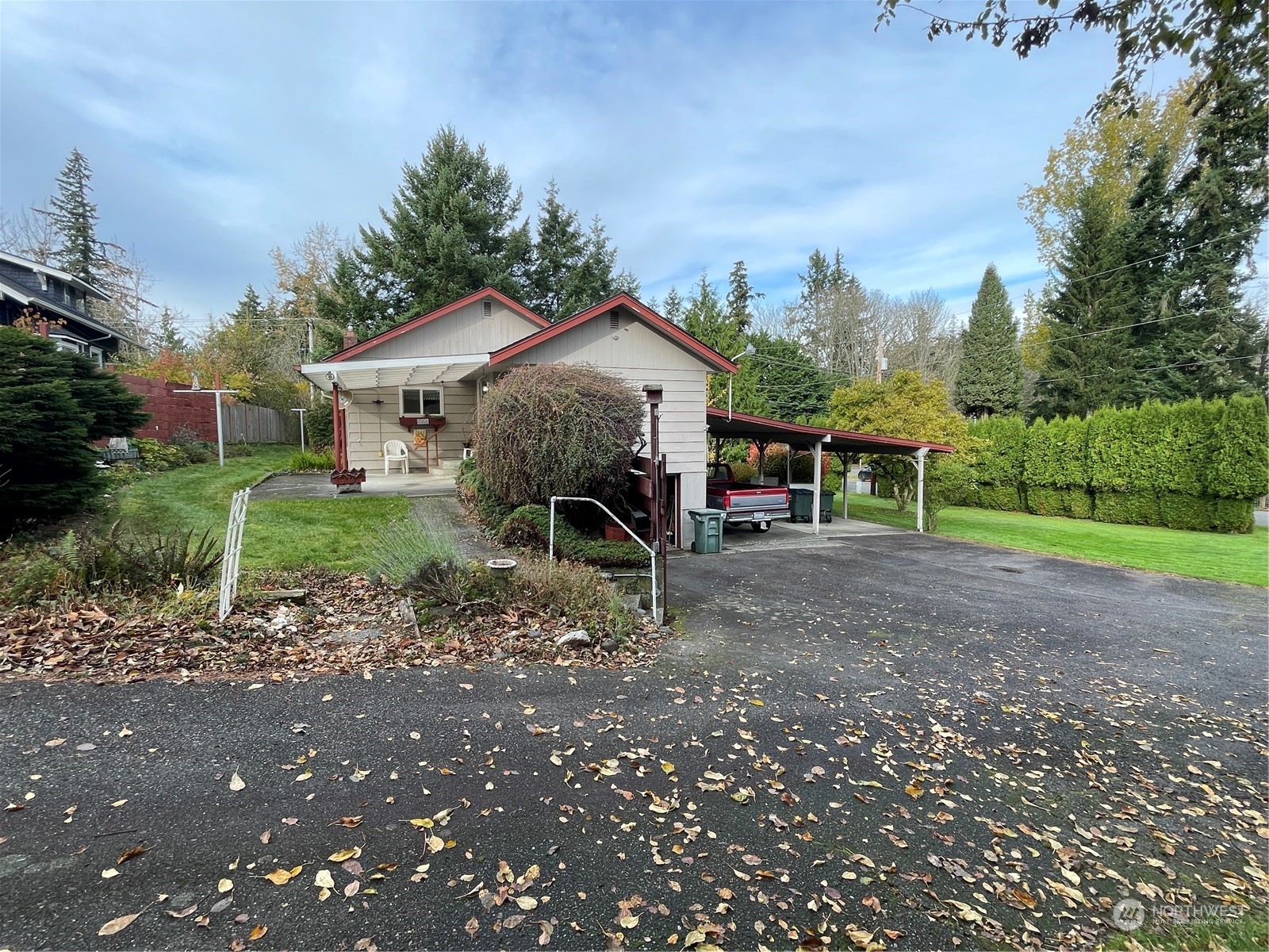 a view of a house with backyard and trees