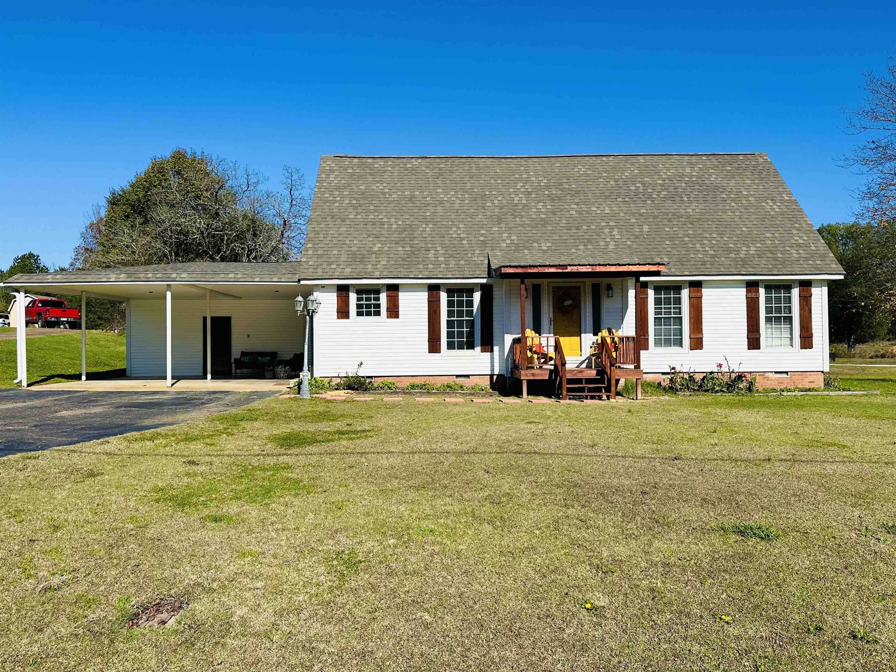 a view of a house with a yard