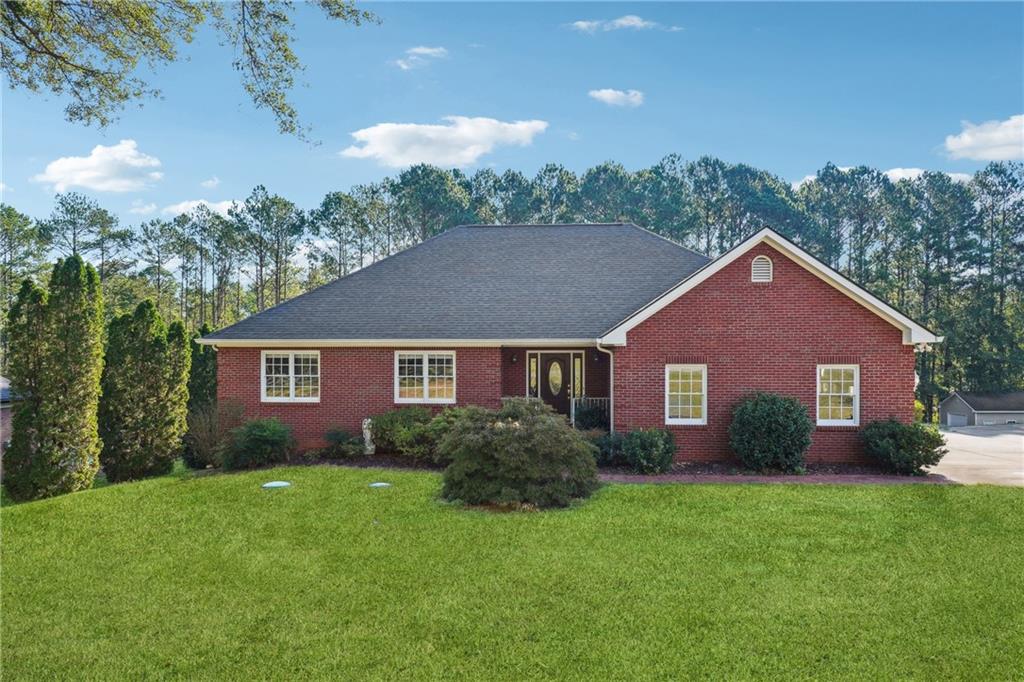 a view of front of a house with a yard