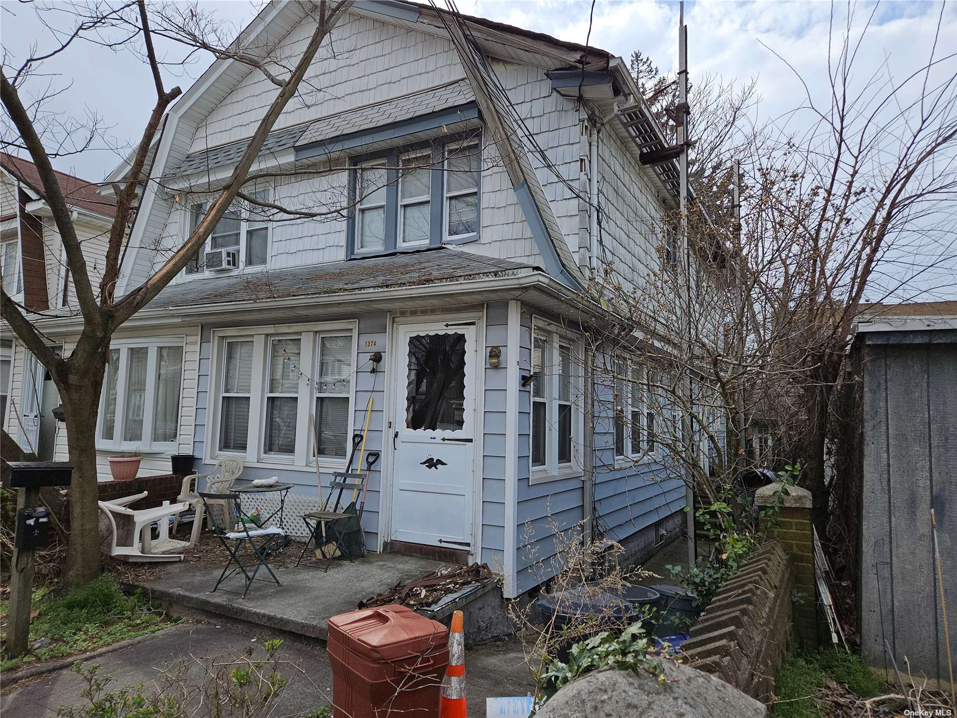 a view of a house with backyard sitting area and garden