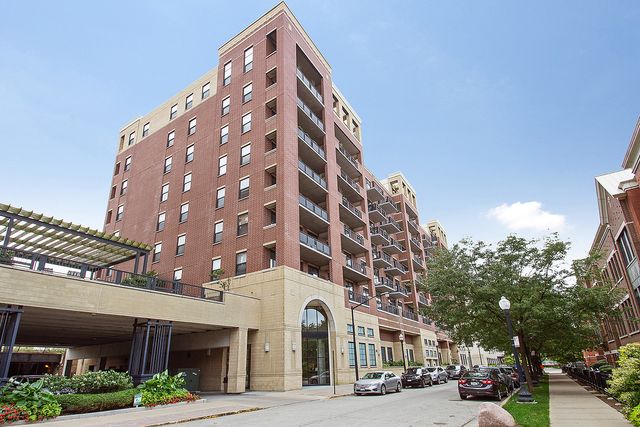 $389,900 | 833 West 15th Place, Unit 808 | University Village East