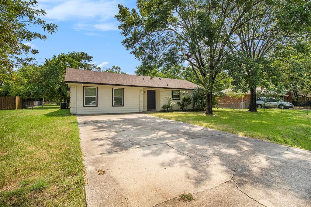 a view of a house with a backyard