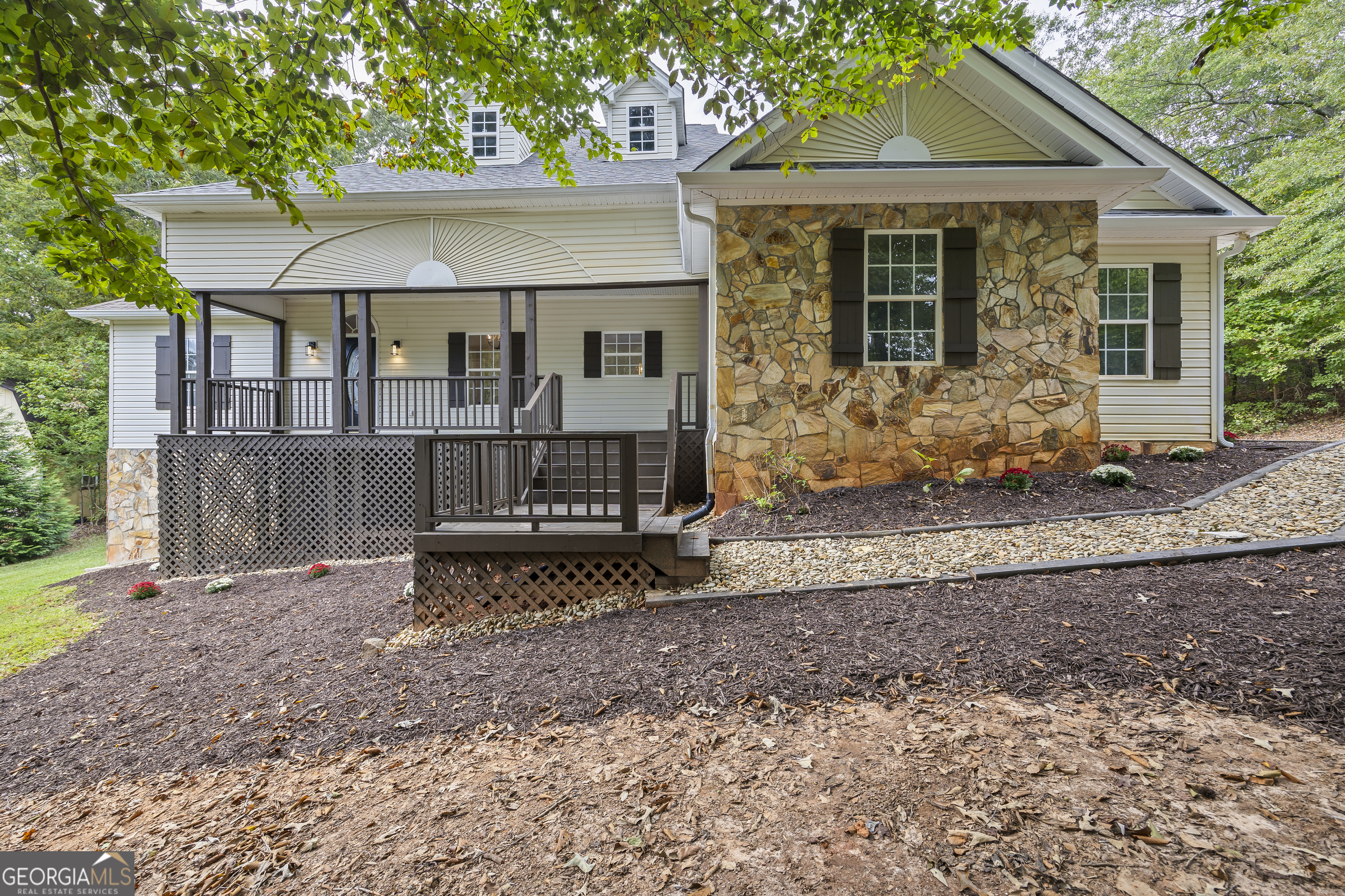 a view of a house with a yard