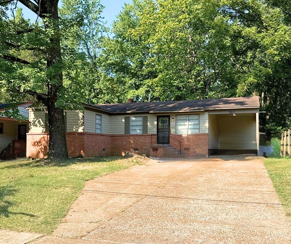 a view of a house with a yard