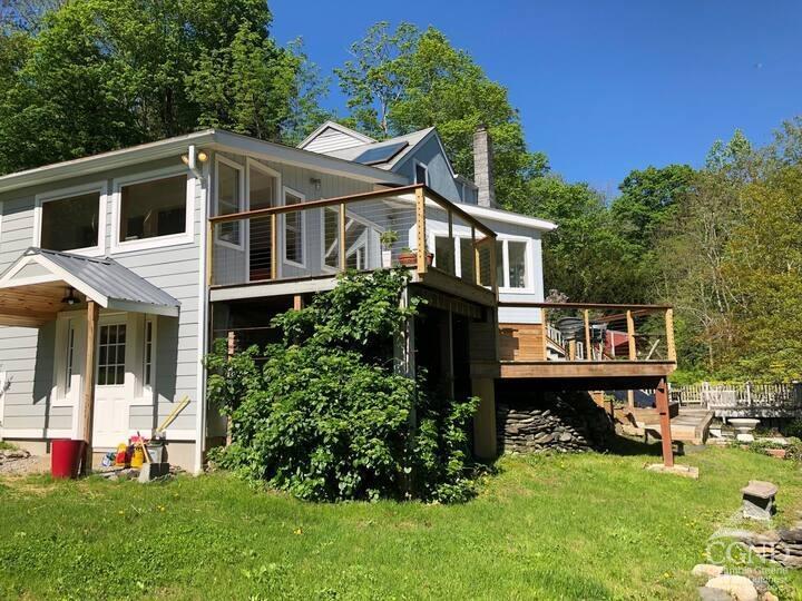 a view of a house with backyard and garden