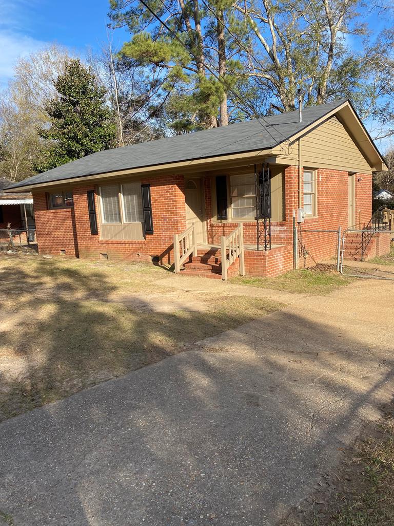 a view of back yard of the house