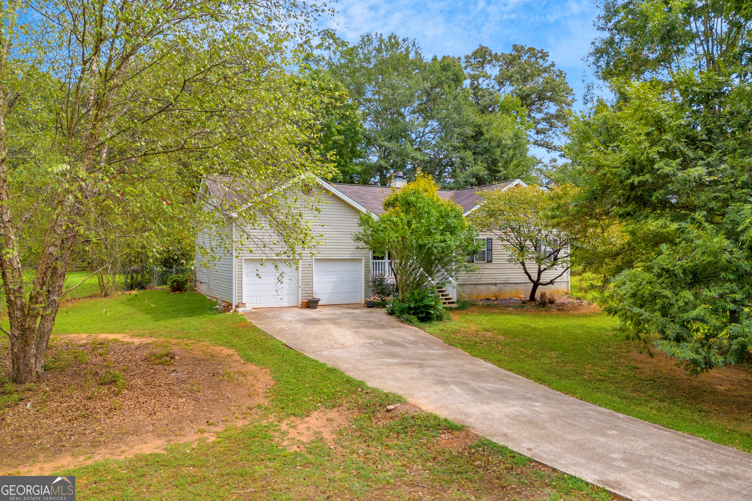 a view of a yard in front of house