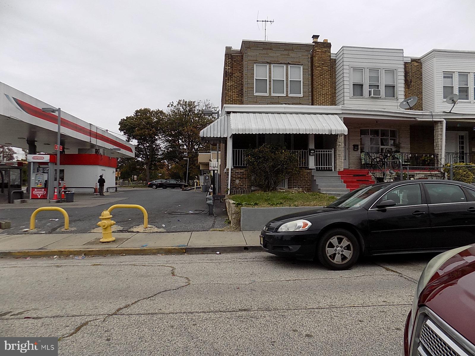 a car parked in front of a building