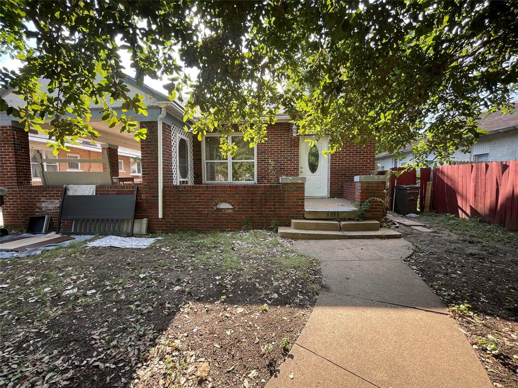 a view of a house with backyard and a tree