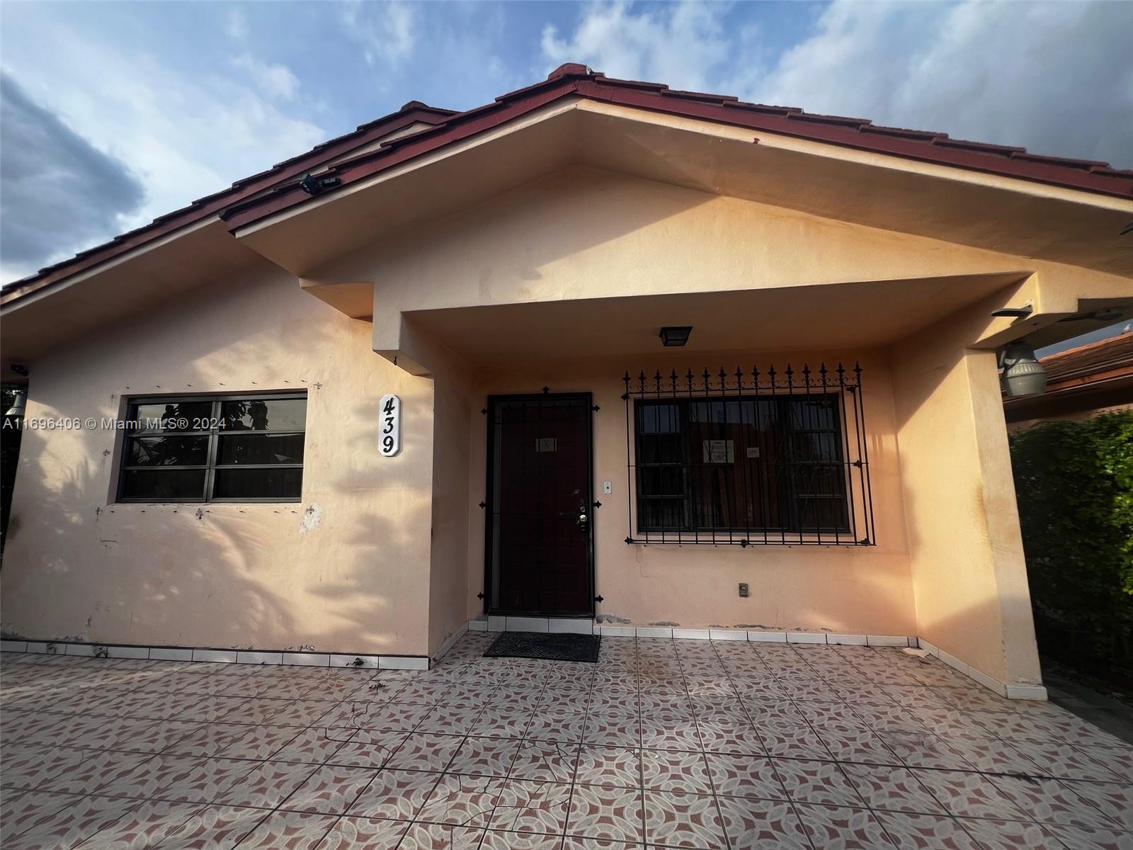 a view of an entrance of the house