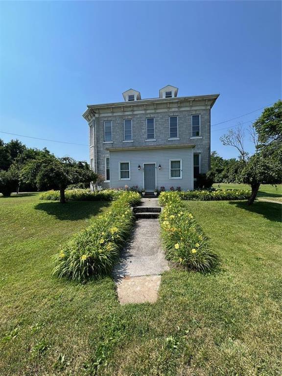 a view of a house with a yard