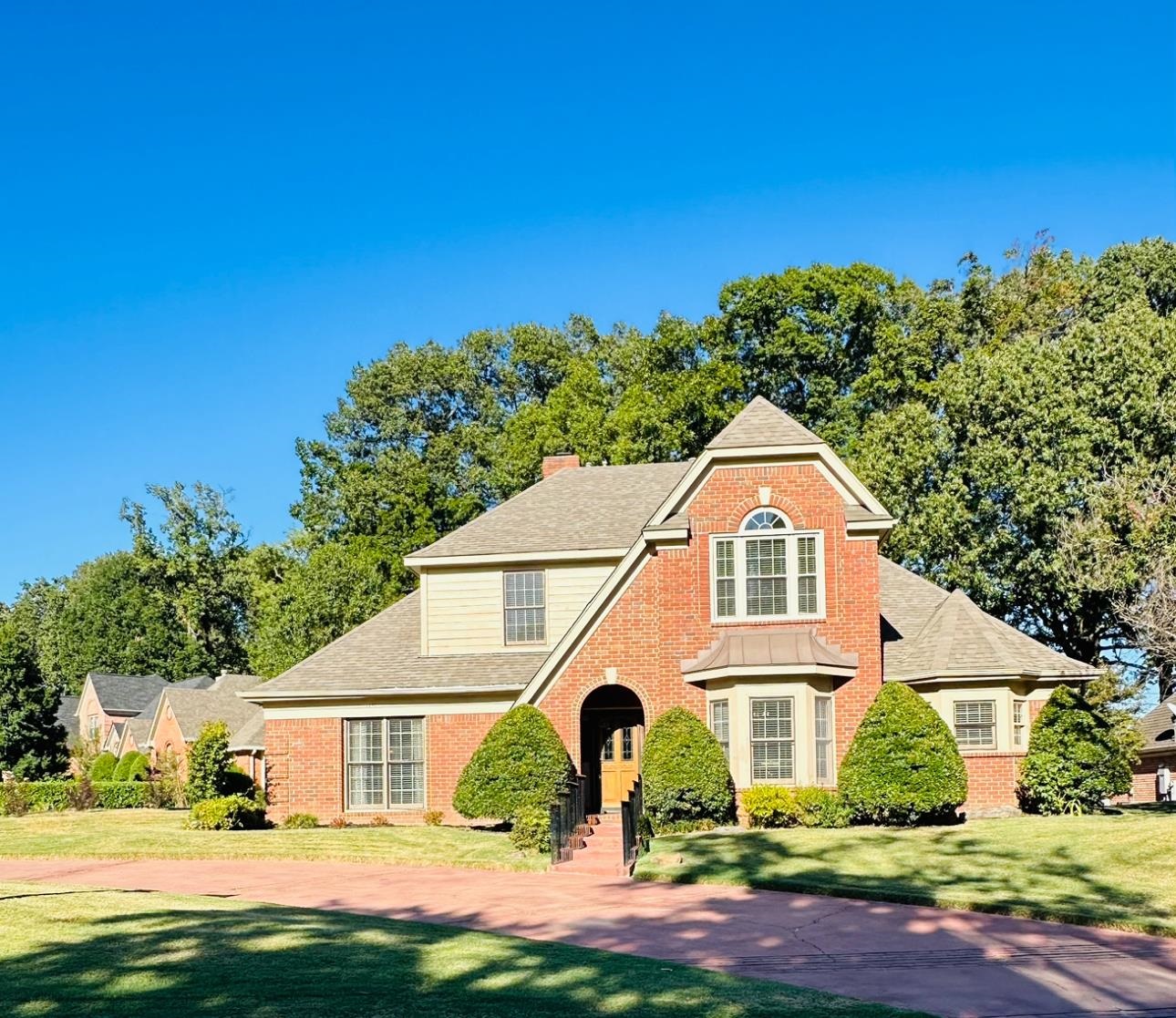 View of front property featuring a front yard