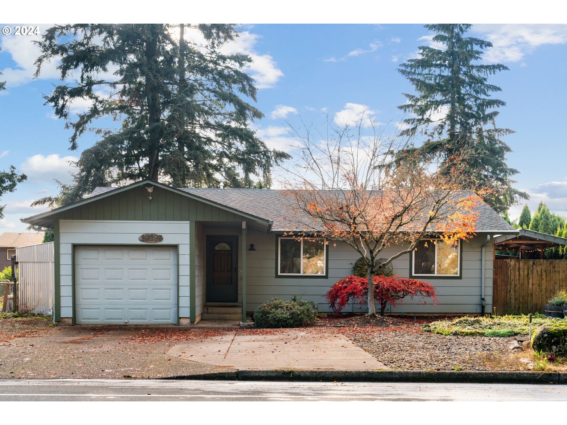 a view of a house with a yard