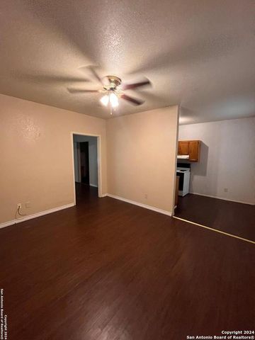 $900 | 6911 Highway 281, Unit 4