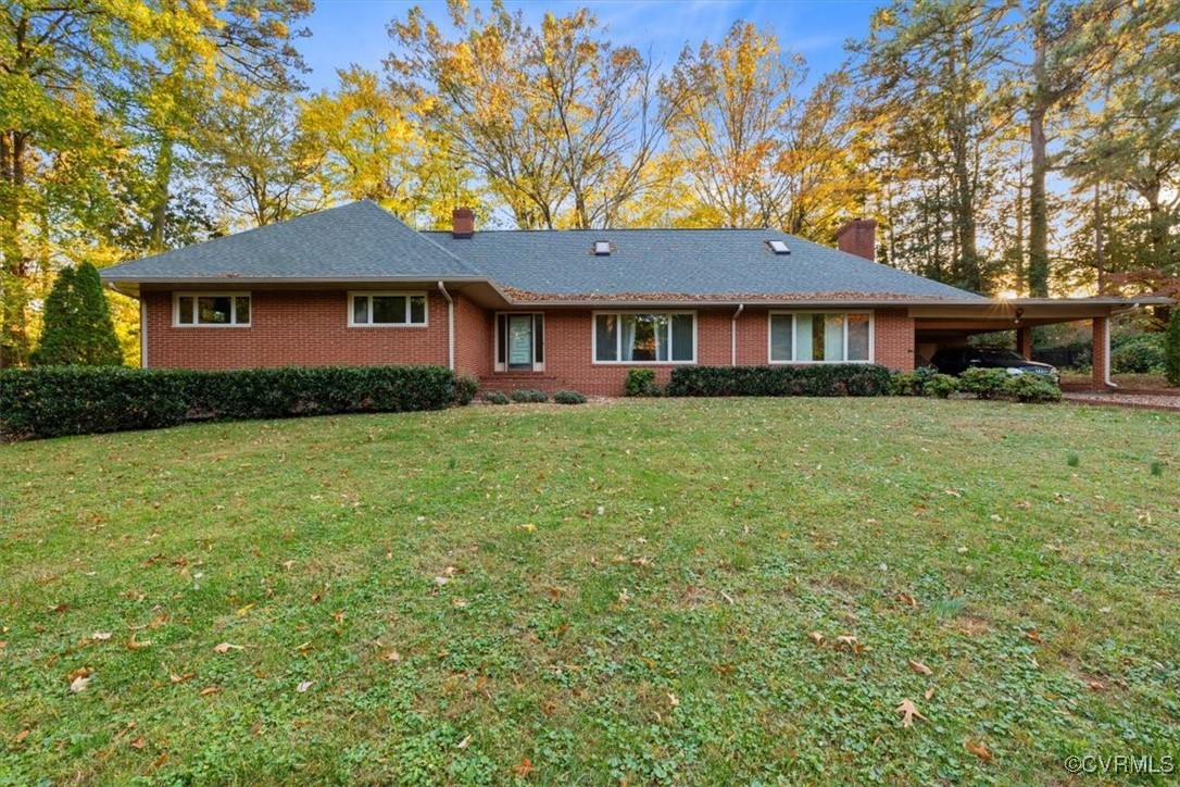 View of front of house featuring a front yard