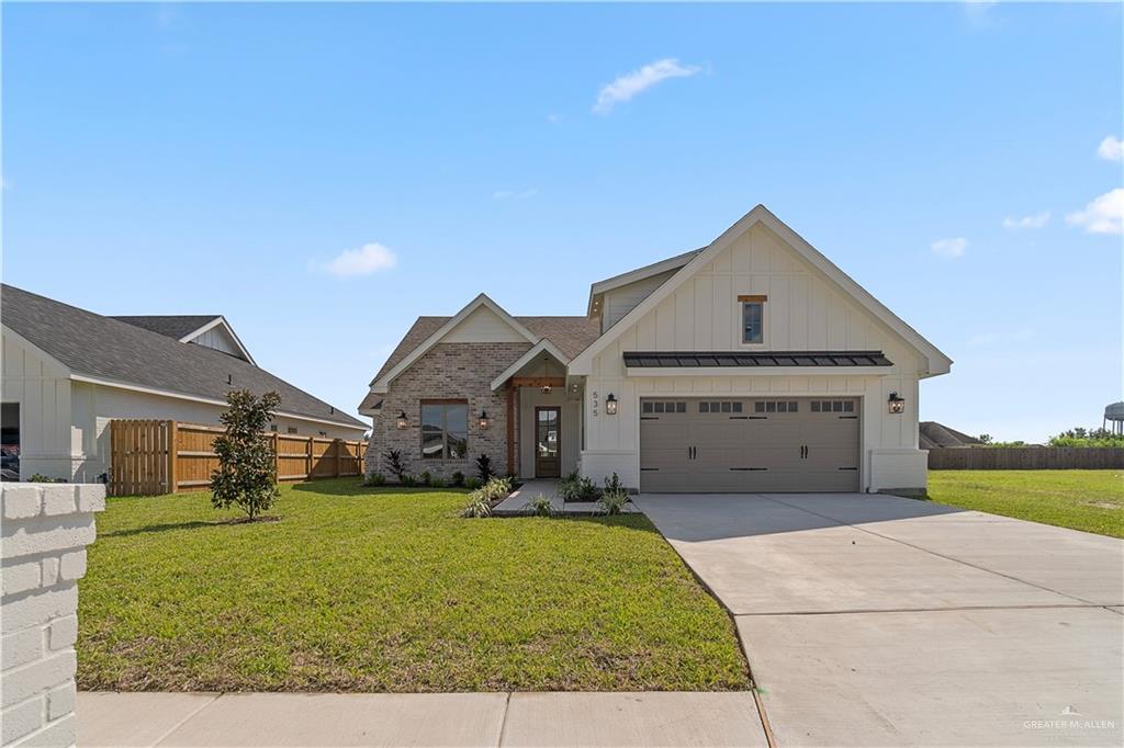 View of front facade with a front yard