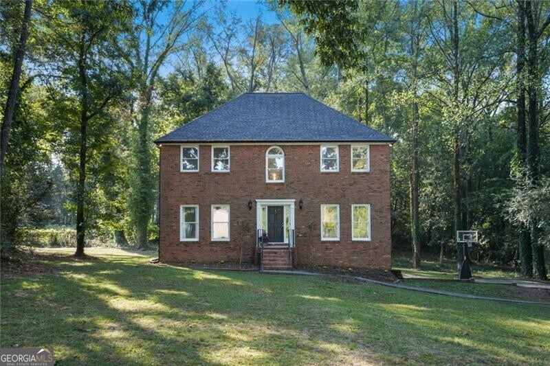 a view of a house with a yard