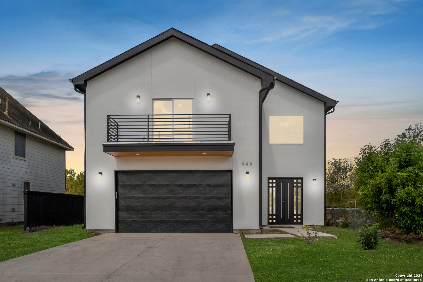 a view of a house with a yard