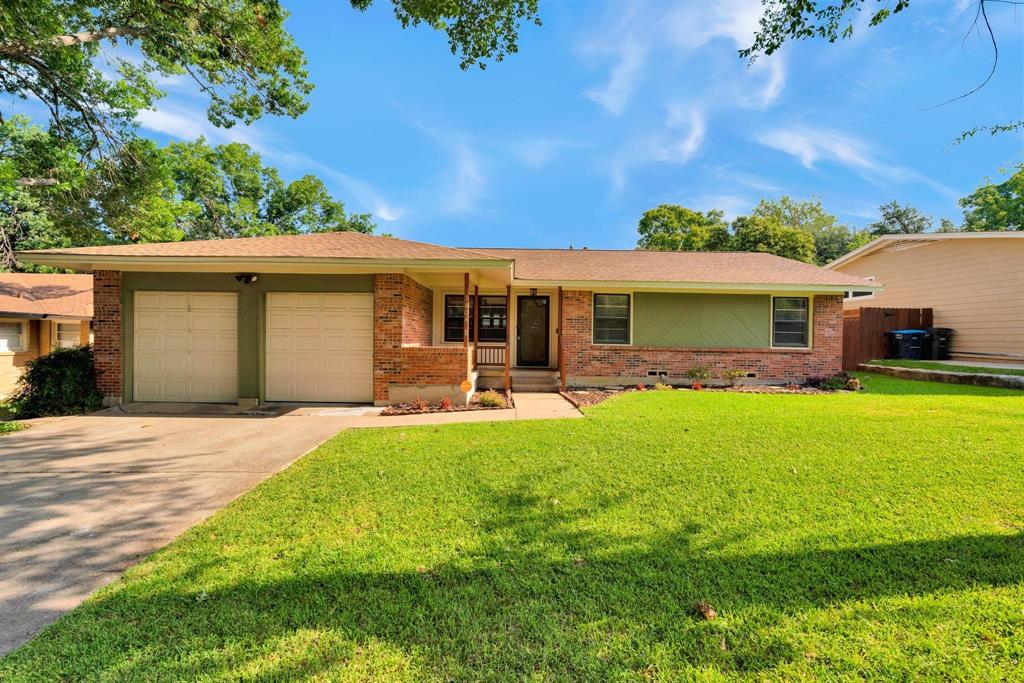 a view of a house with backyard and porch