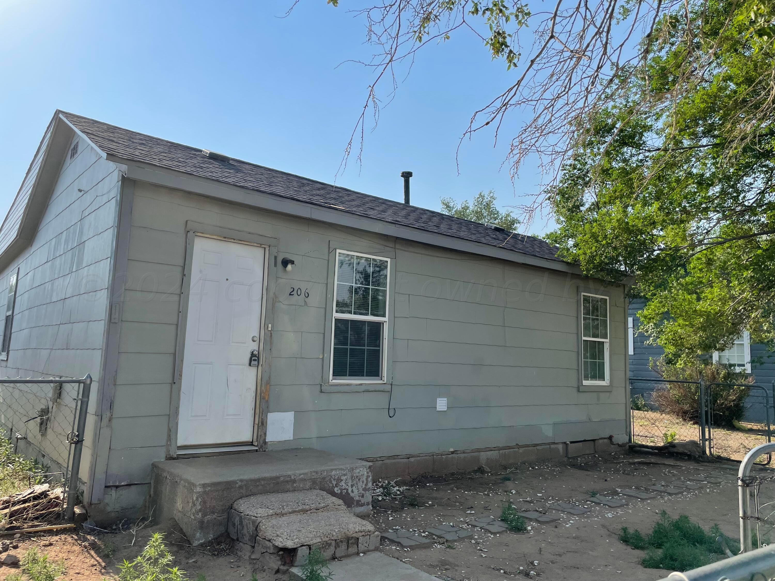 a view of a house with a backyard