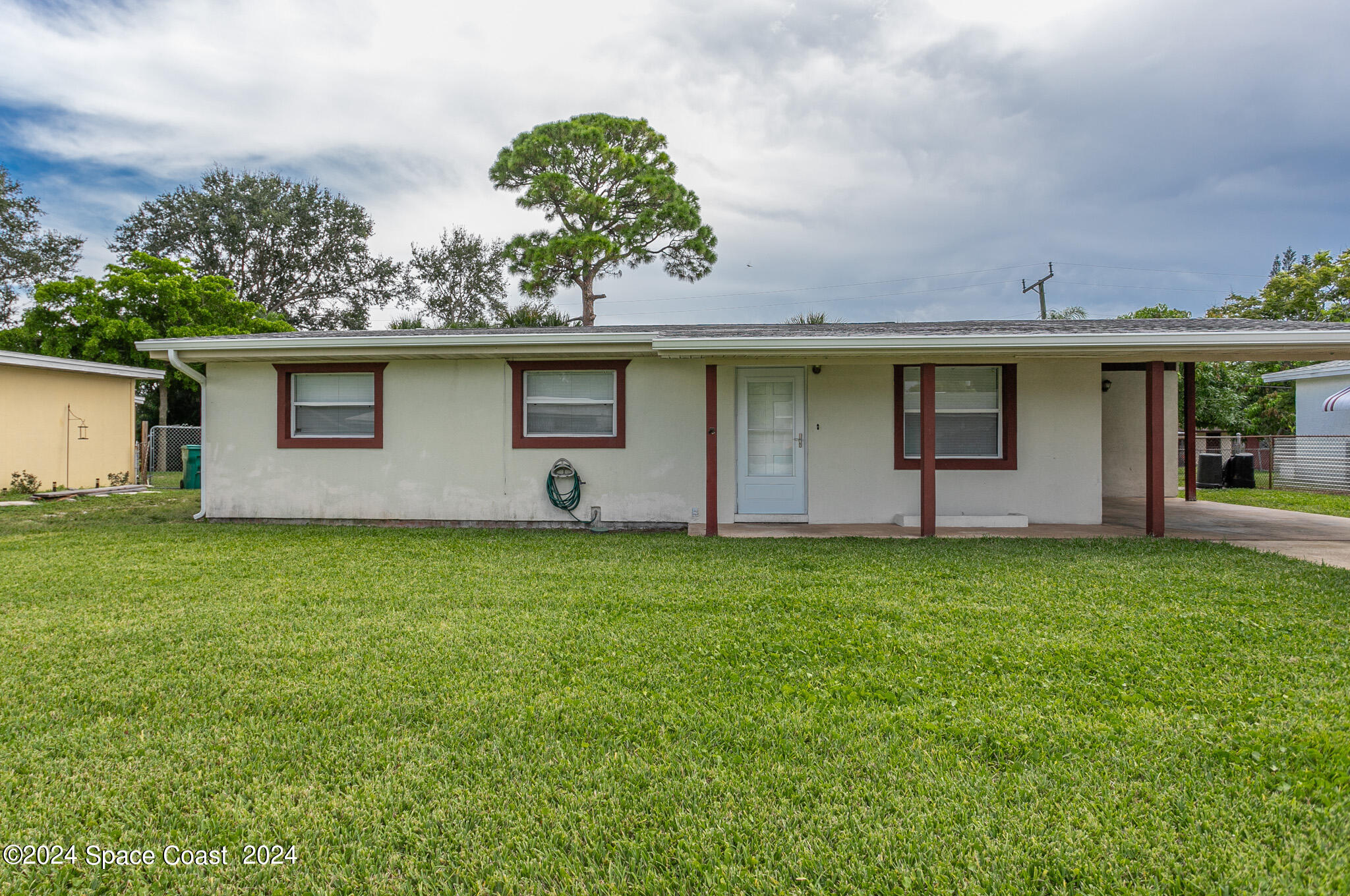 a front view of house with yard