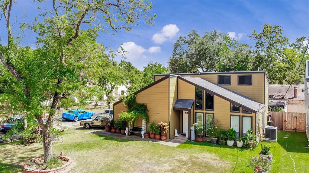 a view of a yard in front of house