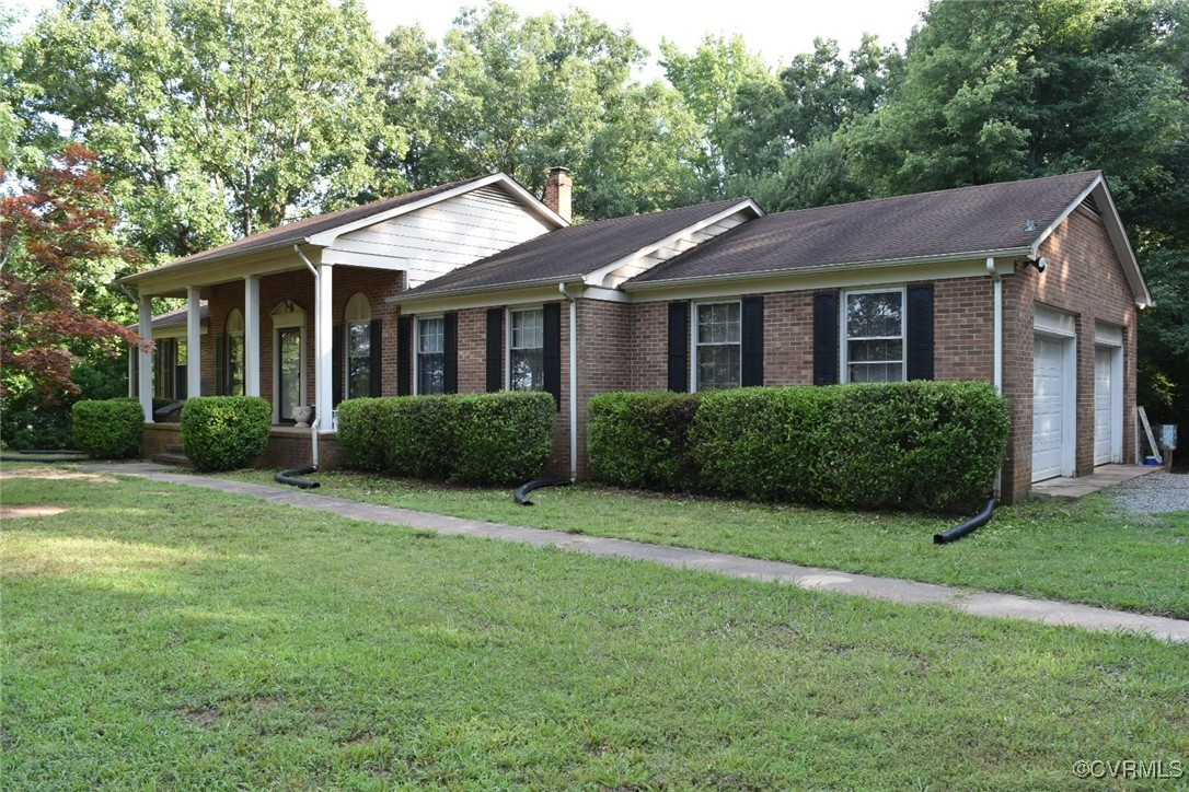 a view of a house with a yard