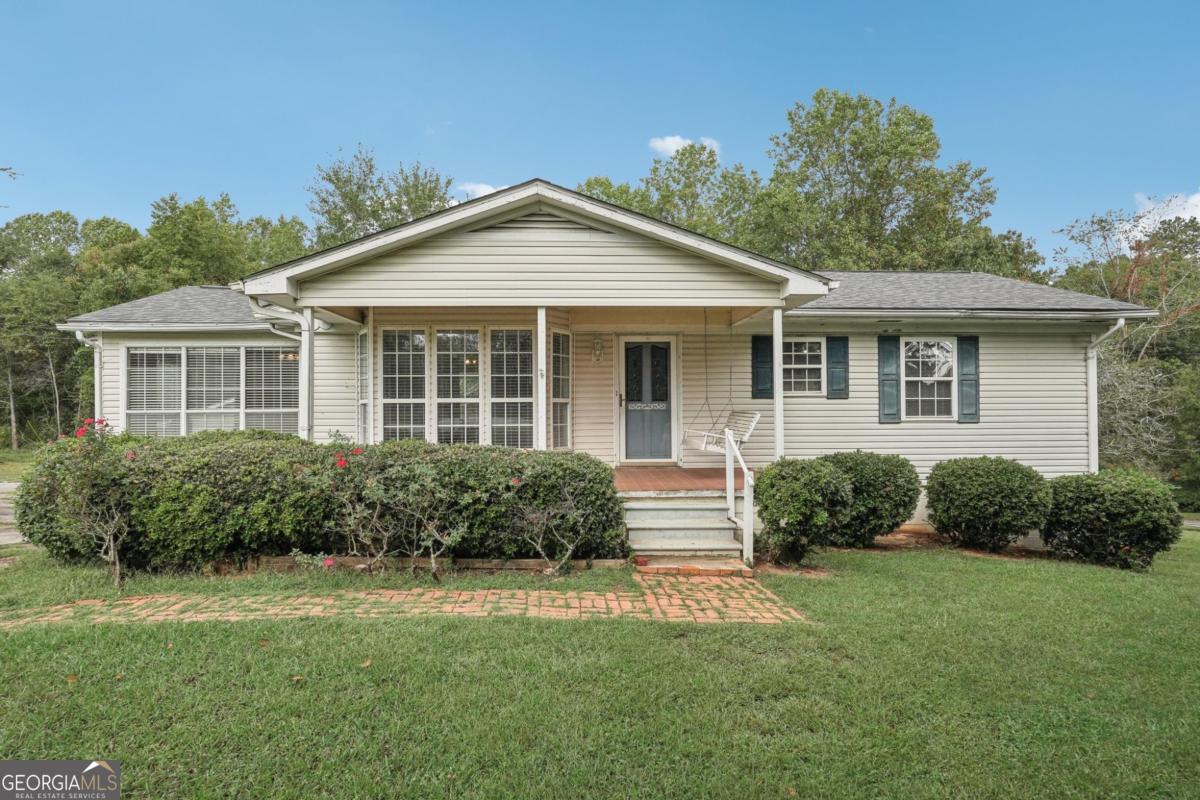 a view of a house with back yard