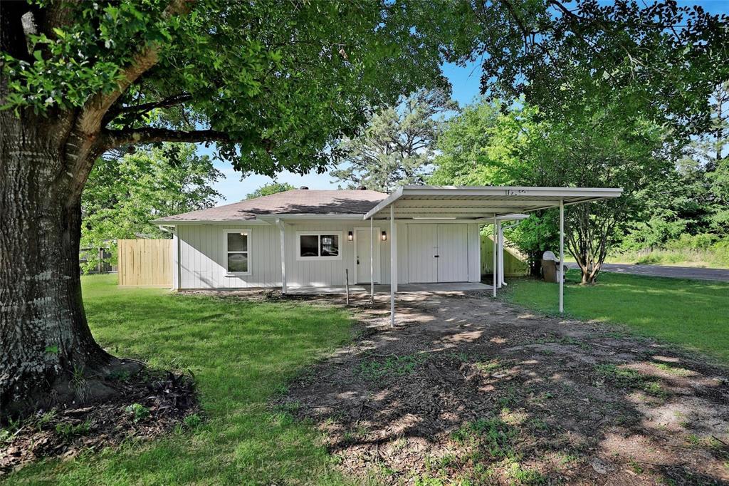 a view of a house with backyard