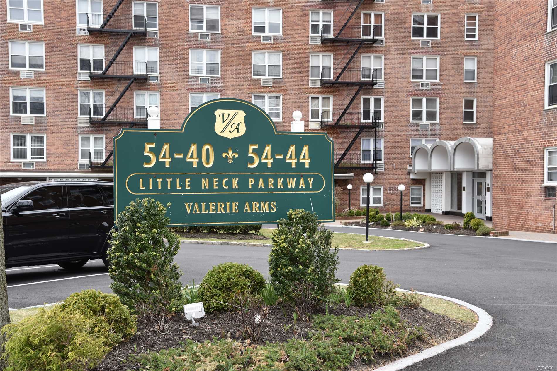 a sign that is sitting on a brick building