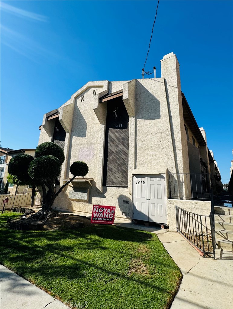 a view of a back yard of the house