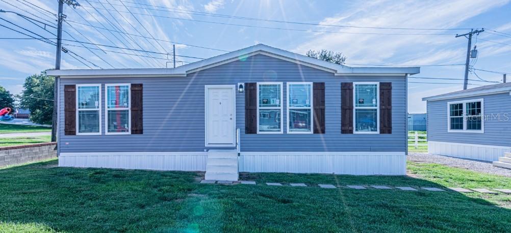 a view of front of a house with a yard