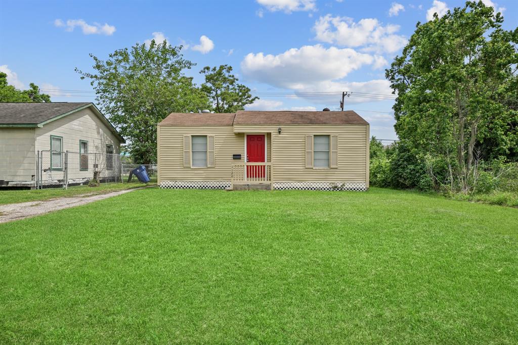 a view of a house with a yard and garden