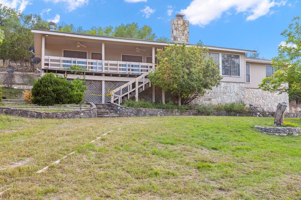 a view of a house with backyard and plants