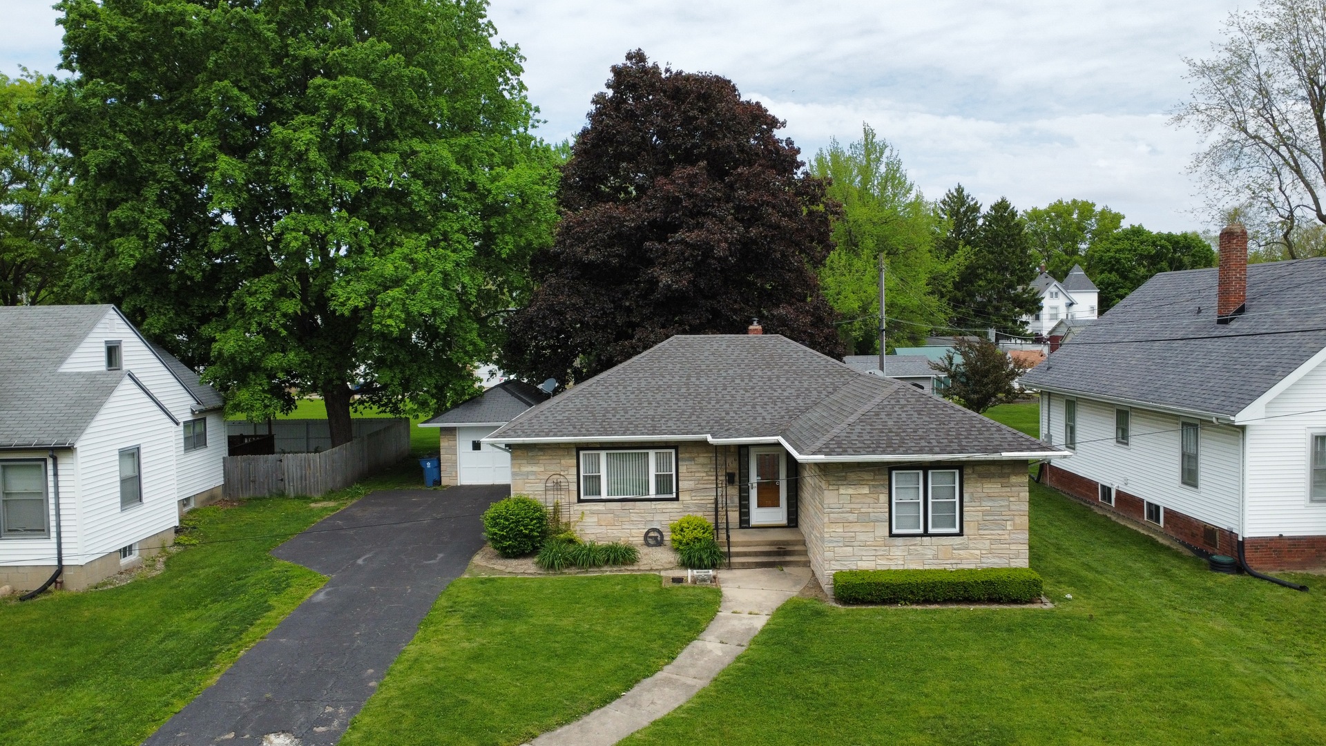 a view of a yard in front of house